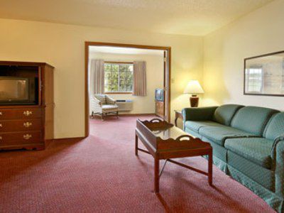 فندق Super 8 Williamsburg/Amana Colonies Area الغرفة الصورة